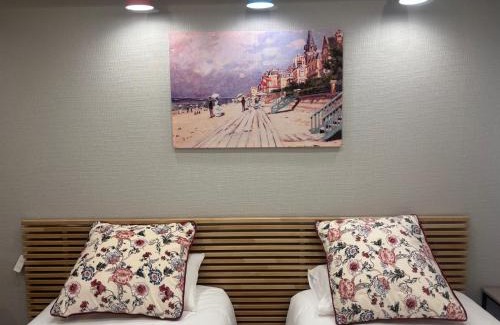 Urayasu Apartment | Tokyo Disney Resort 3 minutes by train, along Symbol Road, and plenty of commercial facilities!Free wifi, double bed