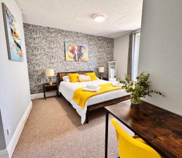 Plymouth Apartment | Top Deal Comfy Central & Chic