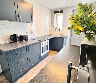 Plymouth Apartment | Top Deal Comfy Central & Chic