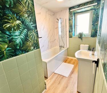 Plymouth Apartment | Top Deal Comfy Central & Chic