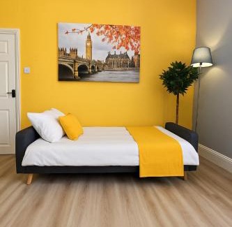 Plymouth Apartment | Top Deal Comfy Central & Chic