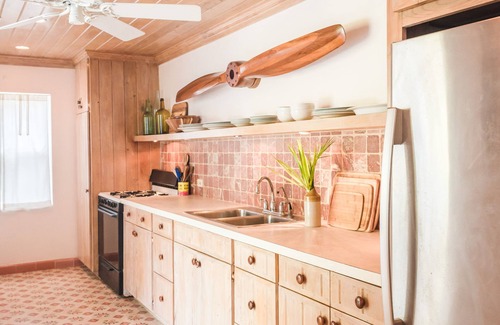 Dunmore Town House | Touchstone's House on Beachside - Tropical 1 Acre Property.