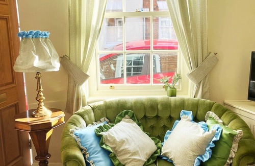 Stratford-upon-Avon House | Traditional 2 bedroom Cottage