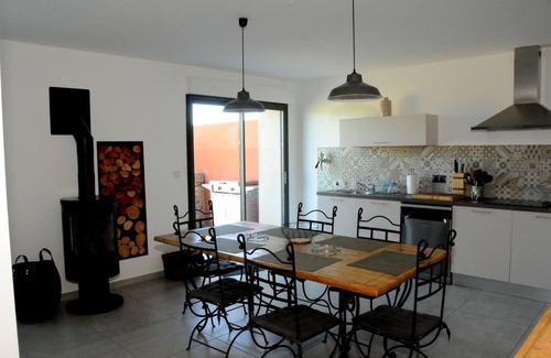 Brouilla Cottage | Traditional farmhouse in the heart of a vineyard with panoramic views.