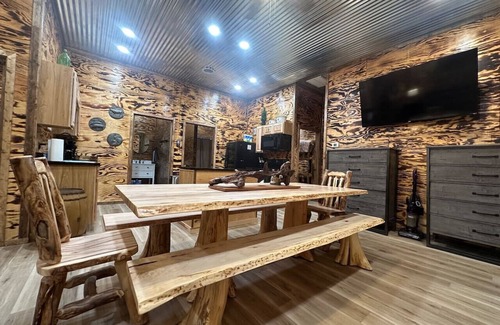 Newtown Cabin | Trailside Lodge: 10 Sec Ride to Trail, Sleeps 14!