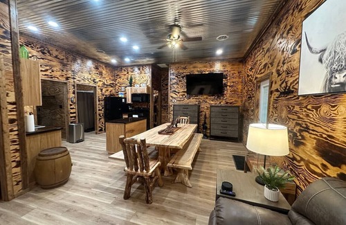 Newtown Cabin | Trailside Lodge: 10 Sec Ride to Trail, Sleeps 14!