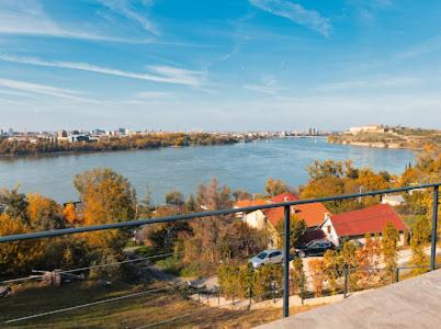 Petrovaradin Ski Chalet | Tramonto