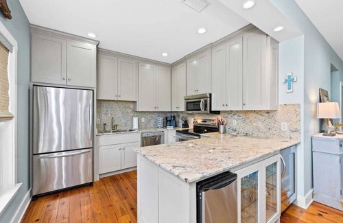 Fairhope Cottage | Tranquil Fairhope Cottage/Waterfront/Screened porch/fishing pier