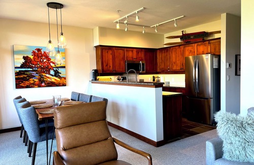 Nordic Estates House | Tranquil Oasis - Stunning Views - Ski/Bike In & Out , Hot Tub ★ ★ ★ ★ ★