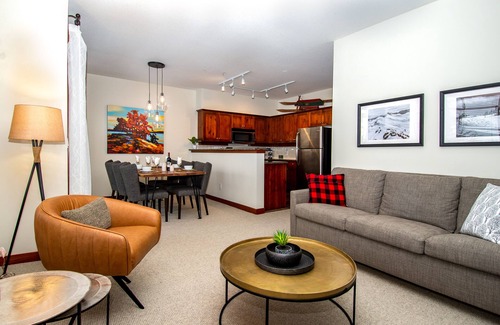 Nordic Estates House | Tranquil Oasis - Stunning Views - Ski/Bike In & Out , Hot Tub ★ ★ ★ ★ ★