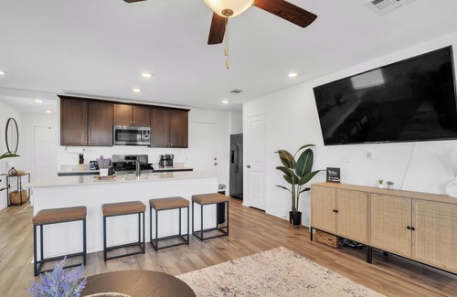 Del Valle House | Tranquil Retreat 15-17 min from COTA, Tesla factory & the Airport. Private patio