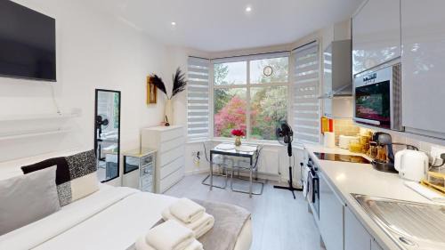 Harrow Apartment | Tranquil Studio Retreat in Harrow