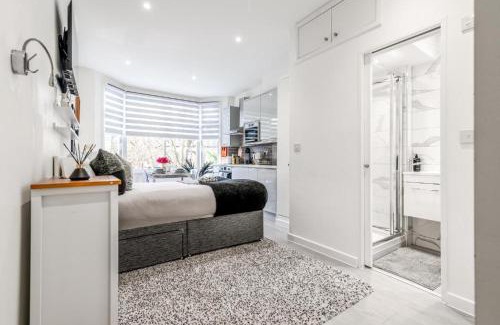 Harrow Apartment | Tranquil Studio Retreat in Harrow