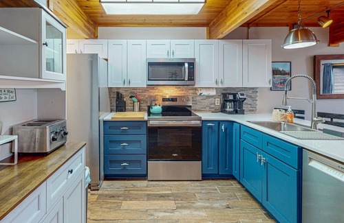 Sunplace House | Tranquil & sunlit lake retreat with pool, fire pit, & views - near skiing & golf