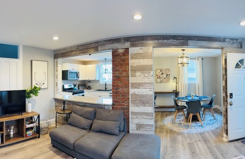 Portage Lakes House | Traveling Professional's Portage Lakes Retreat! Akron canton area dog friendly