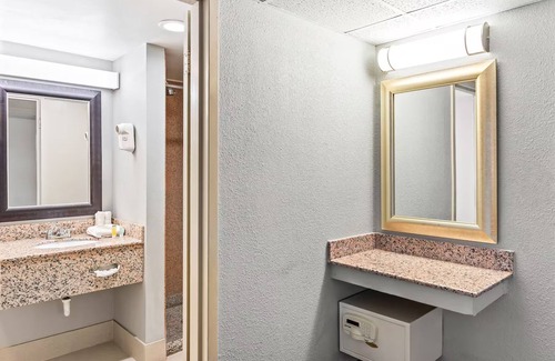 Bloomington Hotel | Travelodge by Wyndham Bloomington
