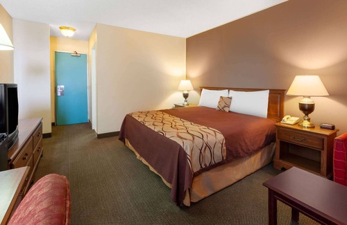Brook Park Hotel | Travelodge by Wyndham Cleveland Airport