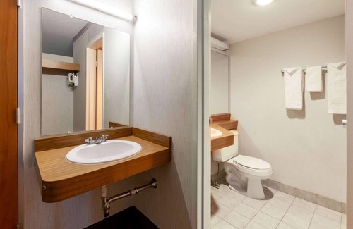 Brook Park Hotel | Travelodge by Wyndham Cleveland Airport