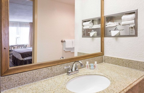 Plantation Estates Hotel | Travelodge by Wyndham Deltona