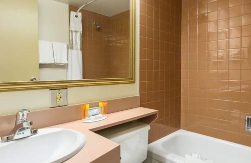 Northeast Edmonton Hotel | Travelodge by Wyndham Edmonton East