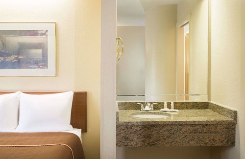 Biggar Hotel | Travelodge by Wyndham Fort Myers Airport
