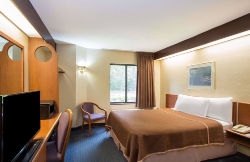 Biggar Hotel | Travelodge by Wyndham Fort Myers Airport