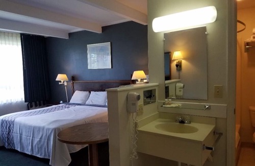 Lake George Hotel | Travelodge by Wyndham Lake George NY