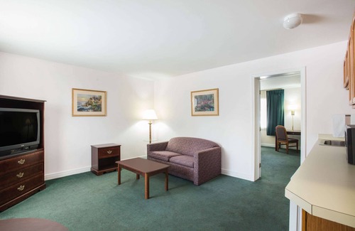 Lake George Hotel | Travelodge by Wyndham Lake George NY