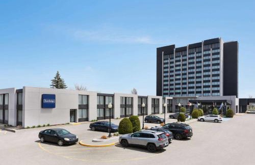 Plateau Hotel | Travelodge by Wyndham Quebec City Hotel & Convention Centre