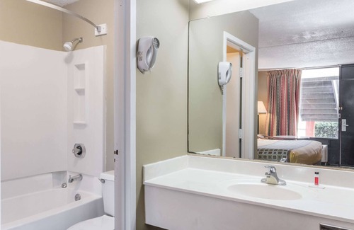 Richmond Hill Hotel | Travelodge by Wyndham Savannah Area/Richmond Hill