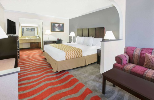 Norman Hotel | Travelodge Inn & Suites by Wyndham Norman