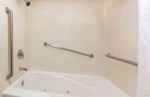 Norman Hotel | Travelodge Inn & Suites by Wyndham Norman