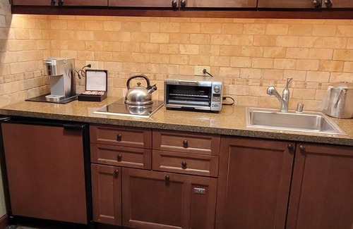 Olympic Valley Resort | Trey’s Ski-in/Ski-out 1 Bedroom Fireplace, Kitchen Suite@ 400 Squaw Creek Road