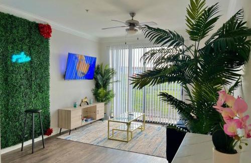 South Central Houston Apartment | Tropical Breeze - 2BR/NRG/Medical Center/Galleria