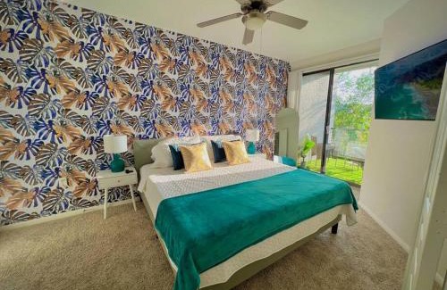 South Central Houston Apartment | Tropical Breeze - 2BR/NRG/Medical Center/Galleria