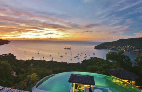 Friendship Bay Apartment | Tropical Hideaway Penthouse Suite - Stunning Views - 5* Accommodation