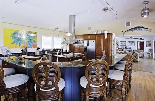 Palmetto House | TROPICAL POOL, PRIVACY! ON WATER! BOAT OPTION, WKLY/MO DISCOUNTS, PETS WELCOME!