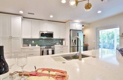 Arlington Park Villa | Tropical Retreat Close to Beaches |Pool |Game room