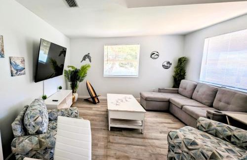 Indian Rocks Beach Apartment | Tropical Retreat B