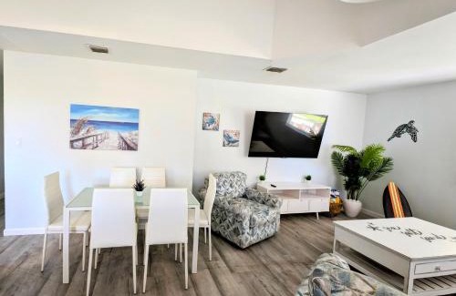 Indian Rocks Beach Apartment | Tropical Retreat B
