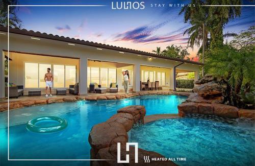 Golden Glades Villa | TropiCasa Paradise Near Beach-Downtown with Heated pool Mini Golf & BBQ L22