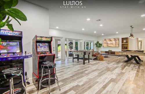 Golden Glades Villa | TropiCasa Paradise Near Beach-Downtown with Heated pool Mini Golf & BBQ L22