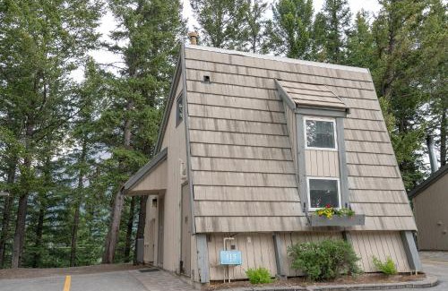 Banff Cabin | Tunnel Mountain Resort
