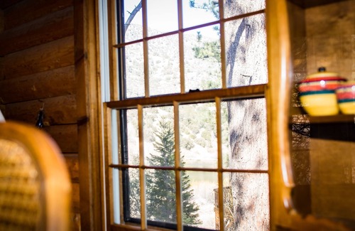 Pine Mountain Club Cabin | Twin Pines Getaway-Authentic Log Cabin with Lake and Golf Course Views
