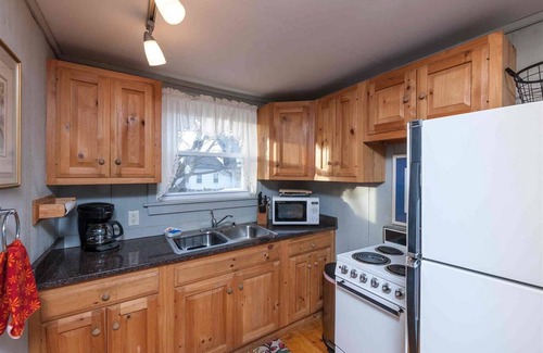 York Beach Cabin | Two Bedroom 1 Bath Sleeps 4 comfortably 6 if needed