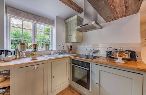 Chipping Norton Cottage | Two bedroom dog friendly holiday cottage in the Cotswolds with a hot tub - Garden Cottage