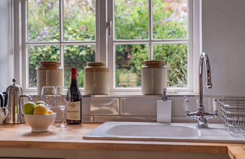 Chipping Norton Cottage | Two bedroom dog friendly holiday cottage in the Cotswolds with a hot tub - Garden Cottage