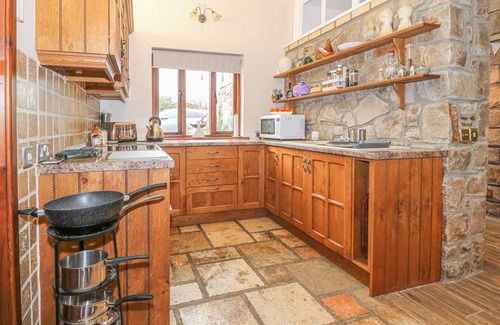 Garn Fadryn Cottage | TYN MORFA, pet friendly, country holiday cottage in Aberdaron