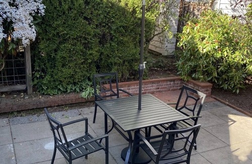 Amazon House | U of O Cottage- 3 blocks to Hayward Field!