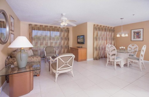 Palm Coast Hotel | Ultimate Vacation! Great Accommodation with Kitchen, Pool, Parking!
